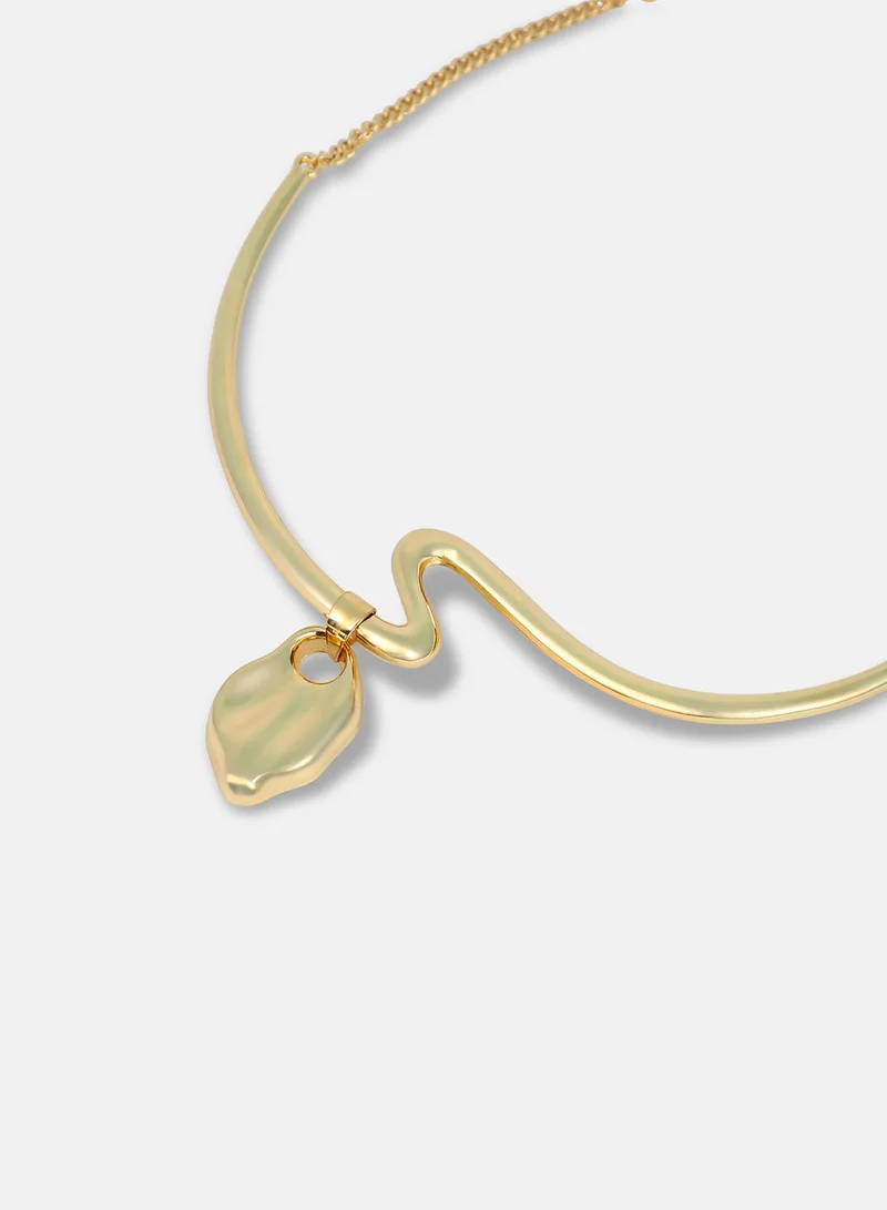 Sohi  Women The Ripple-Shell Collar Necklace | California  Colour | One-Size | Metallic Alloy Material | Lobster Clasp Closure | Necklace For Casual & Evening Wear for Women | Best Price UAE