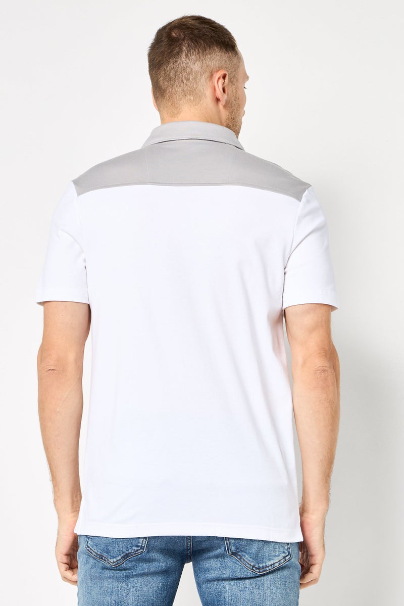 DKNY قميص بولو قصير الأكمام للرجال بتصميم عادي مع شعار العلامة التجارية، متعدد الألوان - Image 4