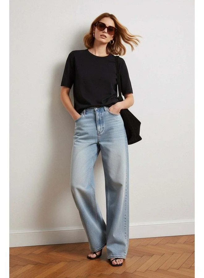 Sherin Black Basic T‑Shirt.