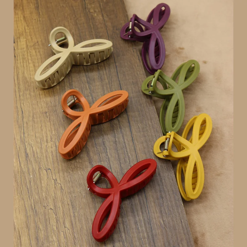 Angelika Women's 6-Piece Bow Latch Buckle Set