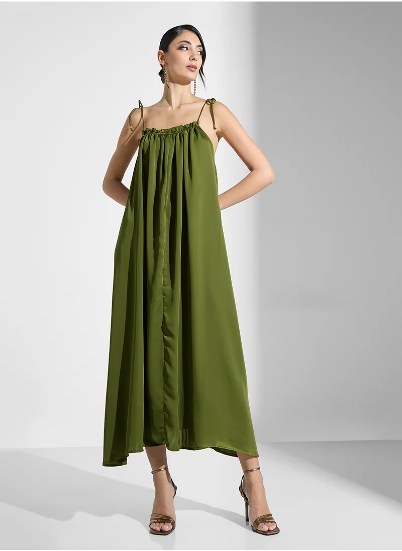 جينجر Tie Up Shoulder Pleated Maxi Dress