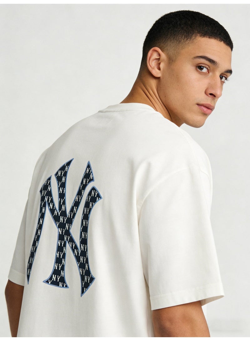 إم إل بي MLB نيويورك يانكيز Oversized تي شيرت - قاعدة أبيض مع كامو نيويورك شعار الطباعة، تناسب مريح، قماش القطن الممتاز، قمة ملابس الشارع للتصميم اليومي والعادي - Image 1