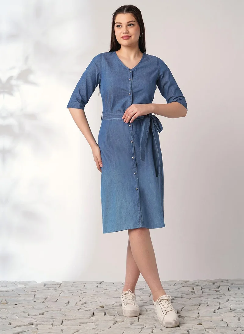 globus Women Med Blue V-Neck Button Down Knee Length A-Line Denim Dress With Belt