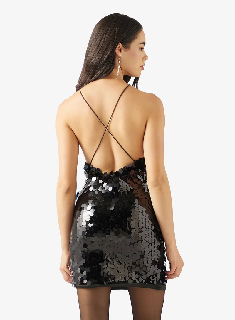 جينجر فستان سهرة مزين بالترتر بياقة هالتر