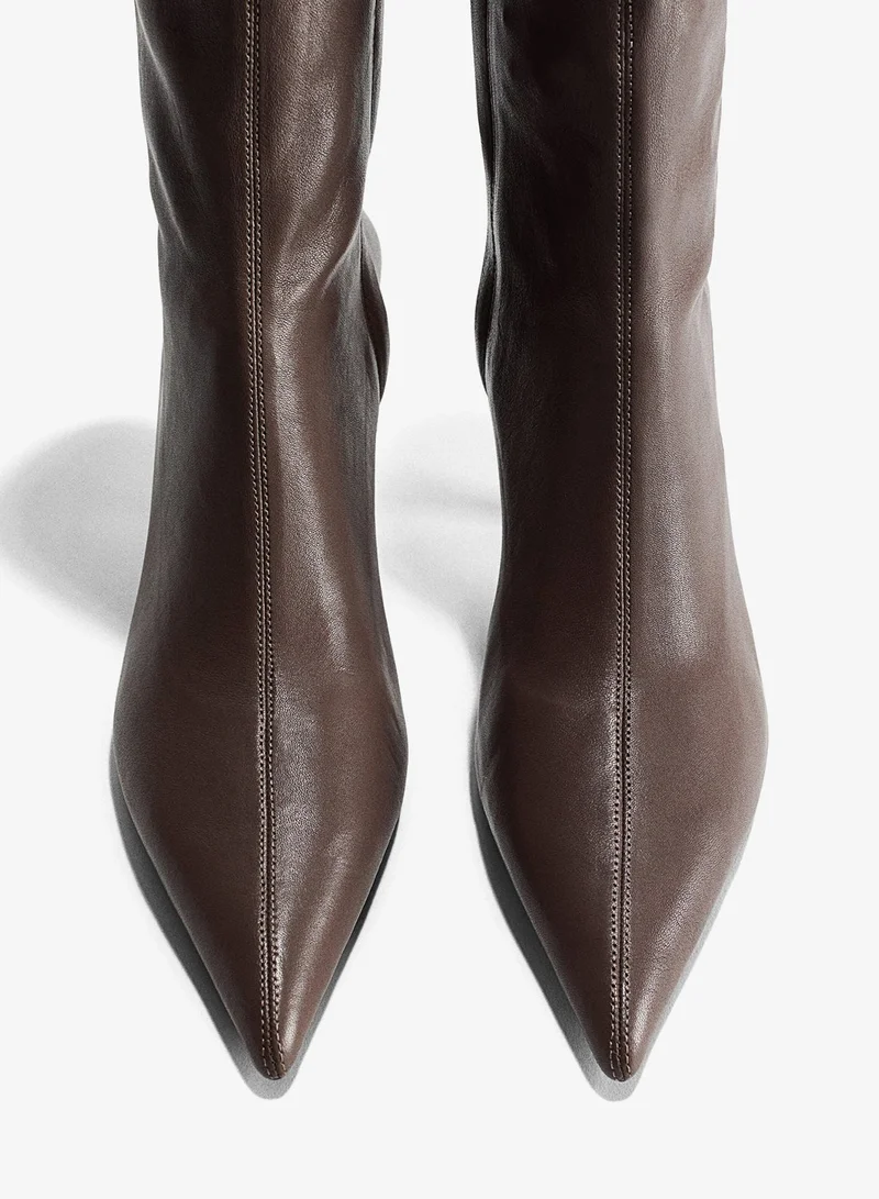 اتش اند ام بوت بتصميم جوارب من الجلد