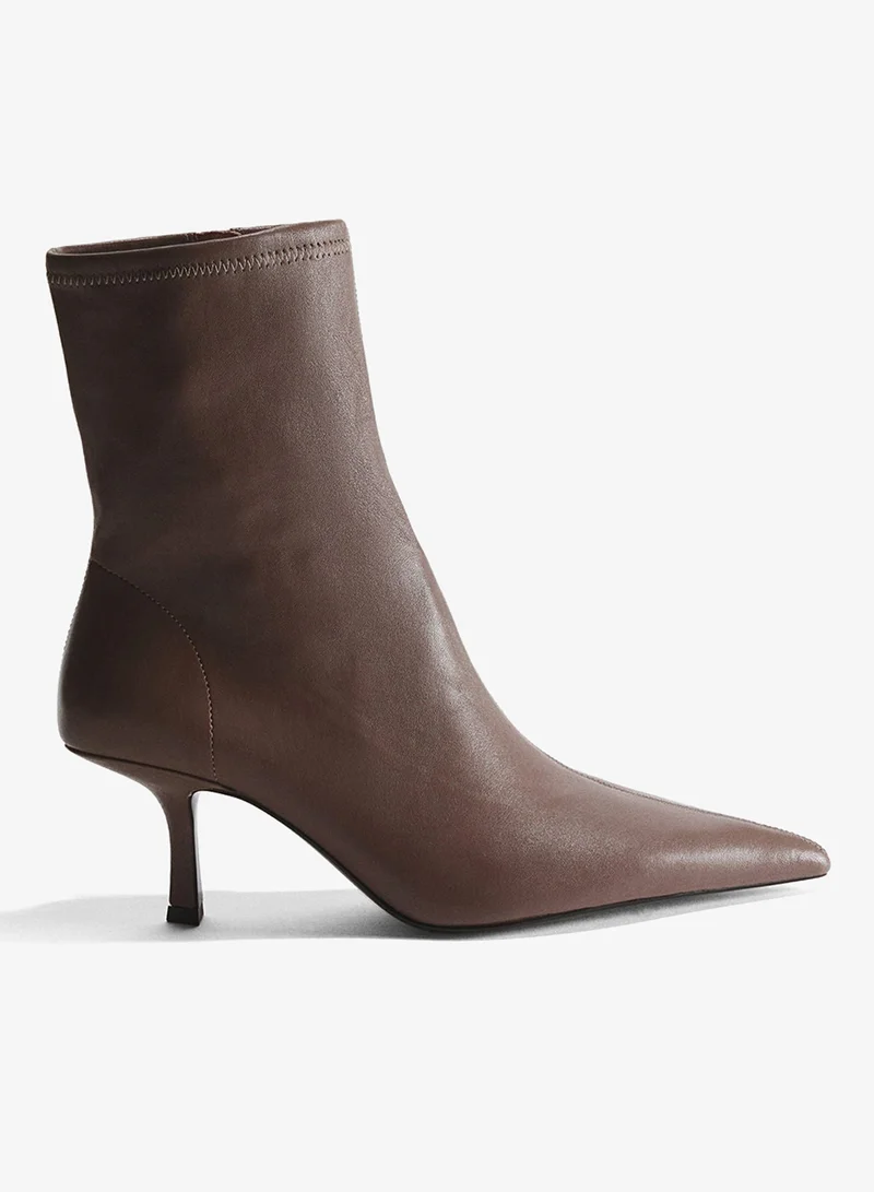 اتش اند ام بوت بتصميم جوارب من الجلد