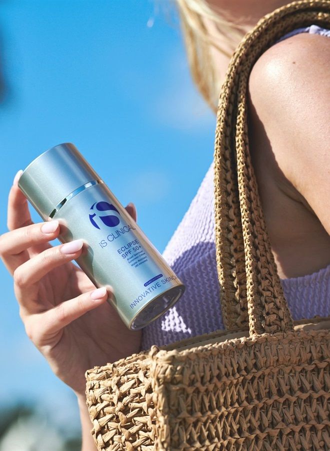 iS CLINICAL واقي الشمس Eclipse SPF 50+، واقي شمس ملون بأكسيد الزنك، كريم شمس شفاف للغاية غير دهني بلمسة نهائية غير لامعة للوجه - Image 3