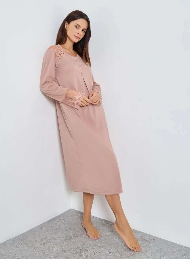 ستايلي قميص نوم بتفاصيل شبكية ودانتيل