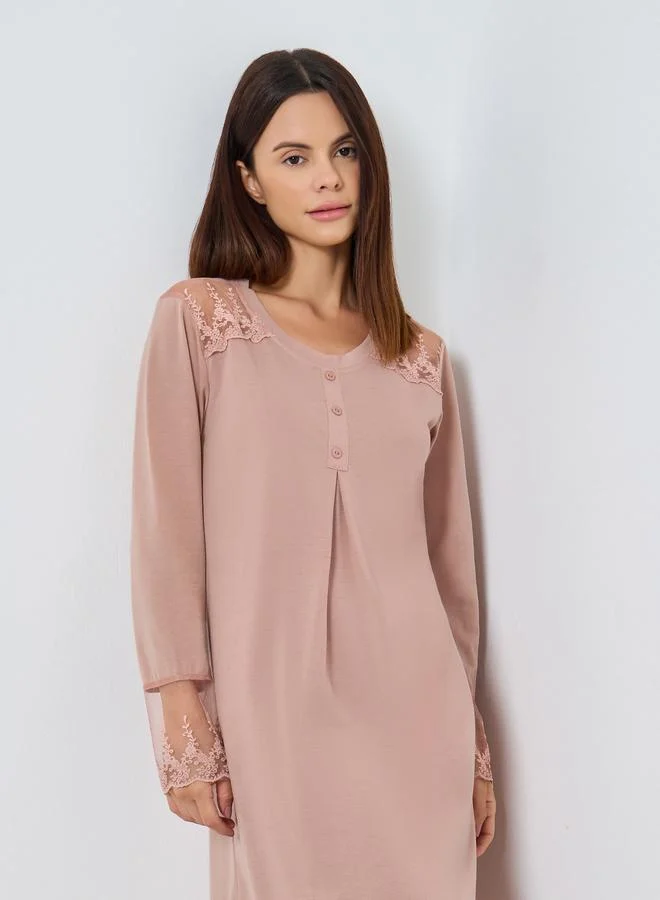 ستايلي قميص نوم بتفاصيل شبكية ودانتيل