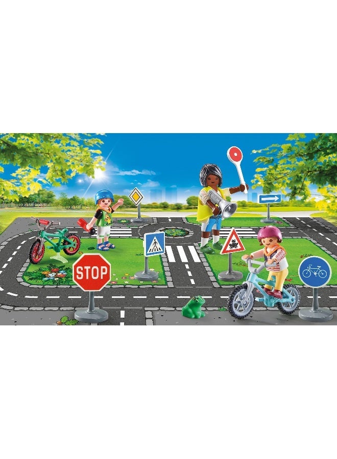 بلاي موبيل بلايموبيل تعليم المرور – مجموعة لعب مع شخصيات، مركبات، إشارات طرق، وعناصر إبداعية للتعلم واللعب الخيالي | موديل 71332 | لعبة إبداعية للأطفال من عمر 4 سنوات فأكثر - Image 3