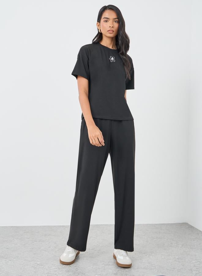 تايك تو طقم بلوزة وبنطلون رياضي بتطريز وردتين - Image 2