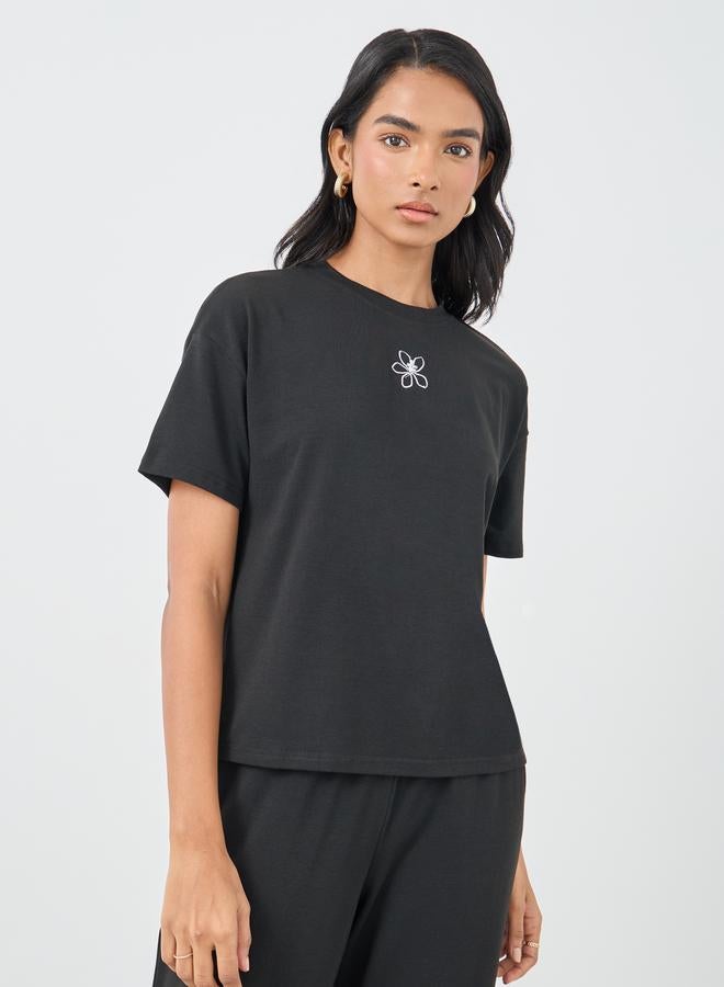 تايك تو طقم بلوزة وبنطلون رياضي بتطريز وردتين - Image 3