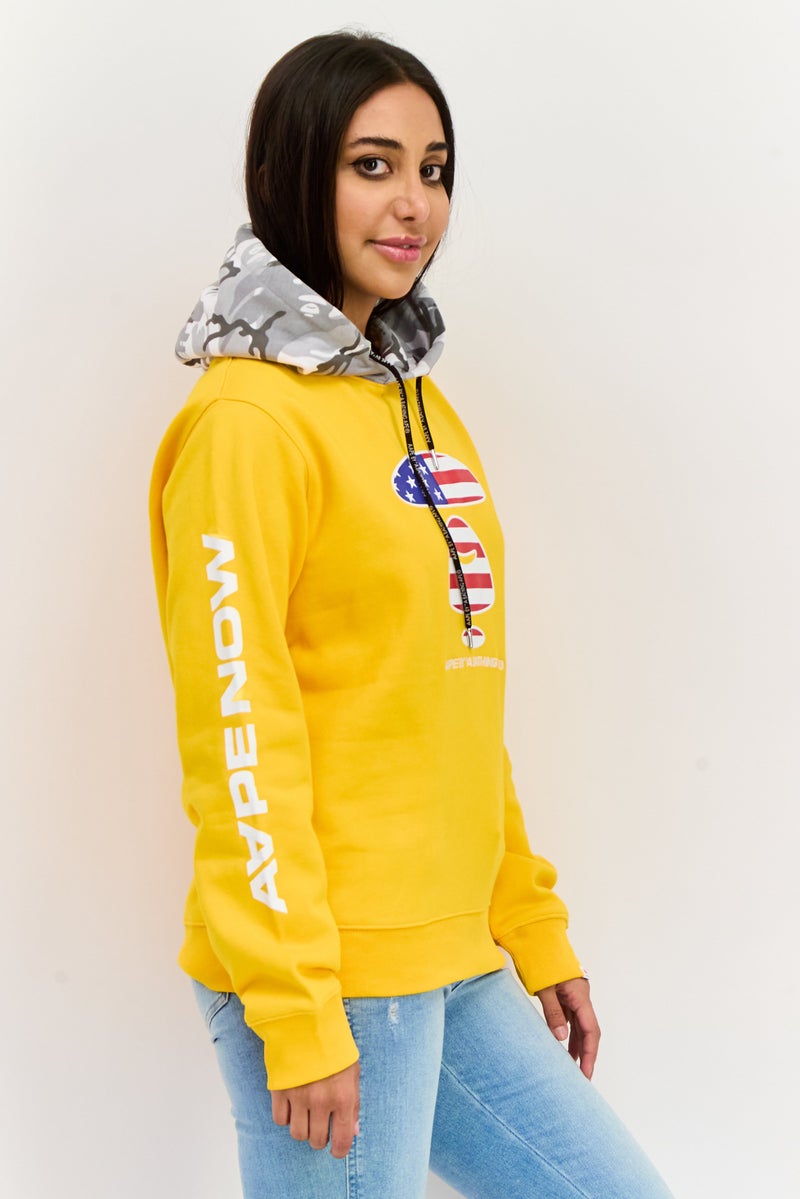 Aape By A Bathing Ape سويت شيرت نسائي برسومات بأكمام طويلة مع غطاء رأس، مجموعة صفراء - Image 2