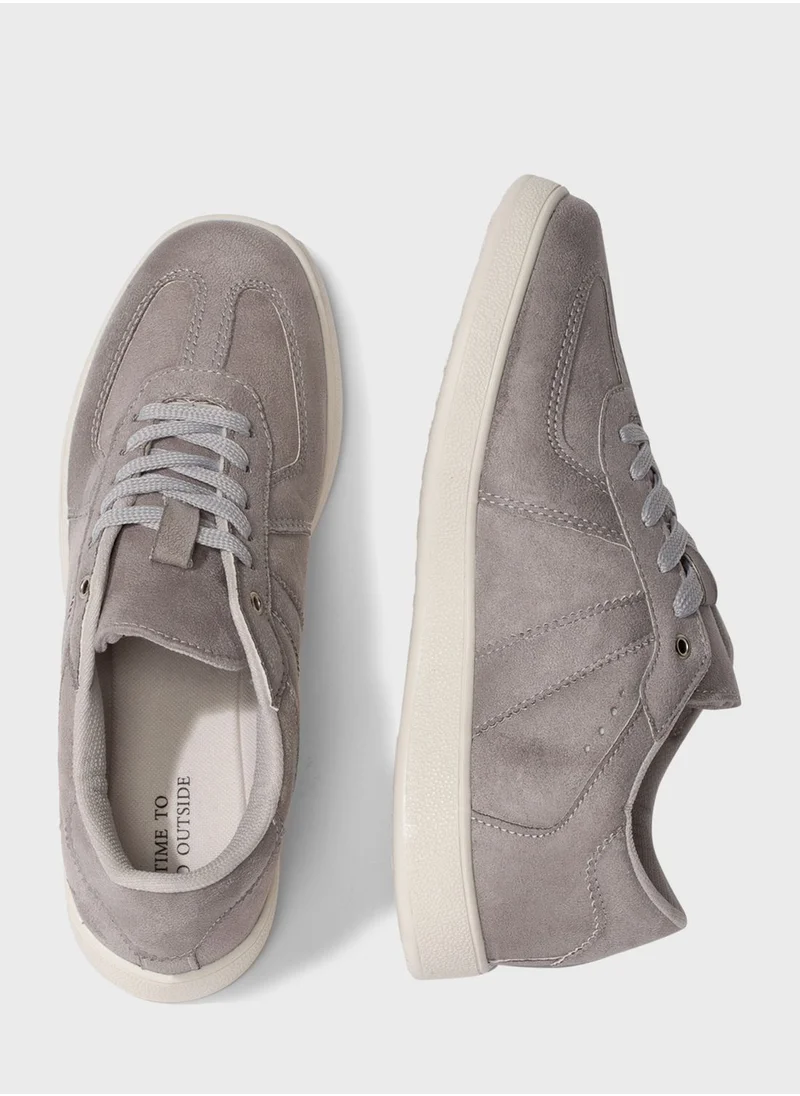 ديفاكتو Woman Flat Sole Sneaker
