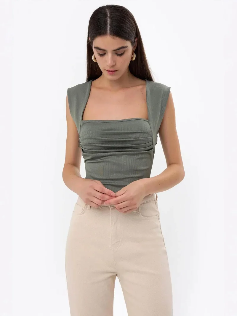 هيكاب بلوزة بياقة مربعة مكشكشة