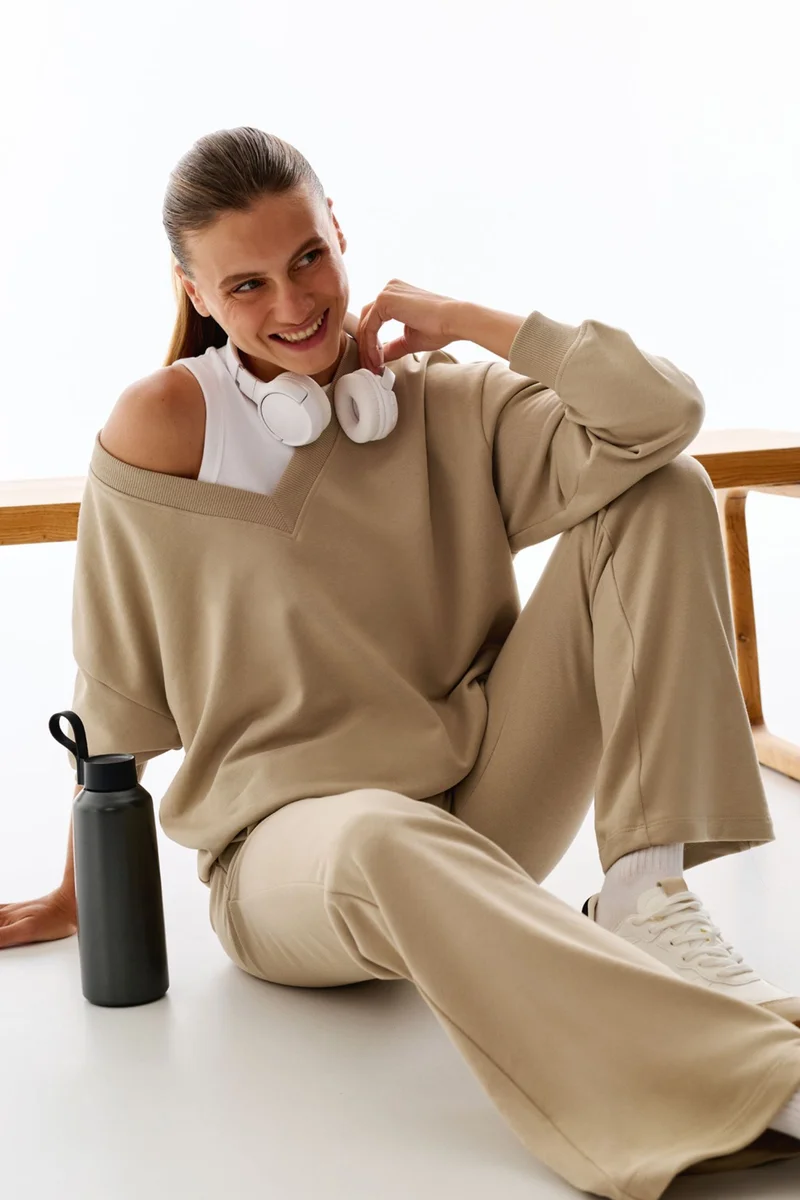 بنتي PENTI Wide V-Neck Sweatshirt