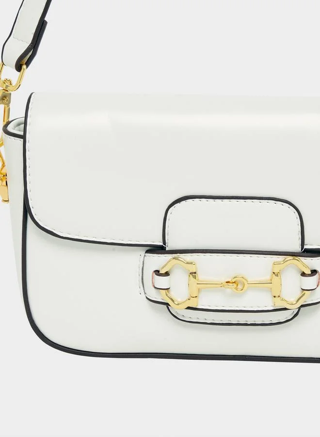 ستايلي شنطة كتف بتفاصيل مشبك وحزام قابل للإزالة