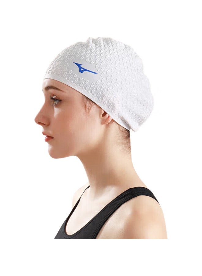 Mizuno قبعة سباحة للنساء ذوات الشعر الطويل، قبعة كبيرة جداً غير قابلة للانزلاق على شكل قطرة ماء للرجال، حماية للأذنين ضد الماء، قبعة سيليكون غير ملزمة 1S53 بيضاء - Image 3