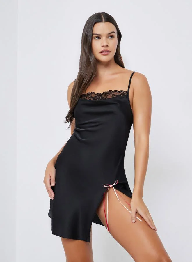 ستايلي قميص نوم ساتان بياقة منسدلة ودانتيل مع سروال داخلي