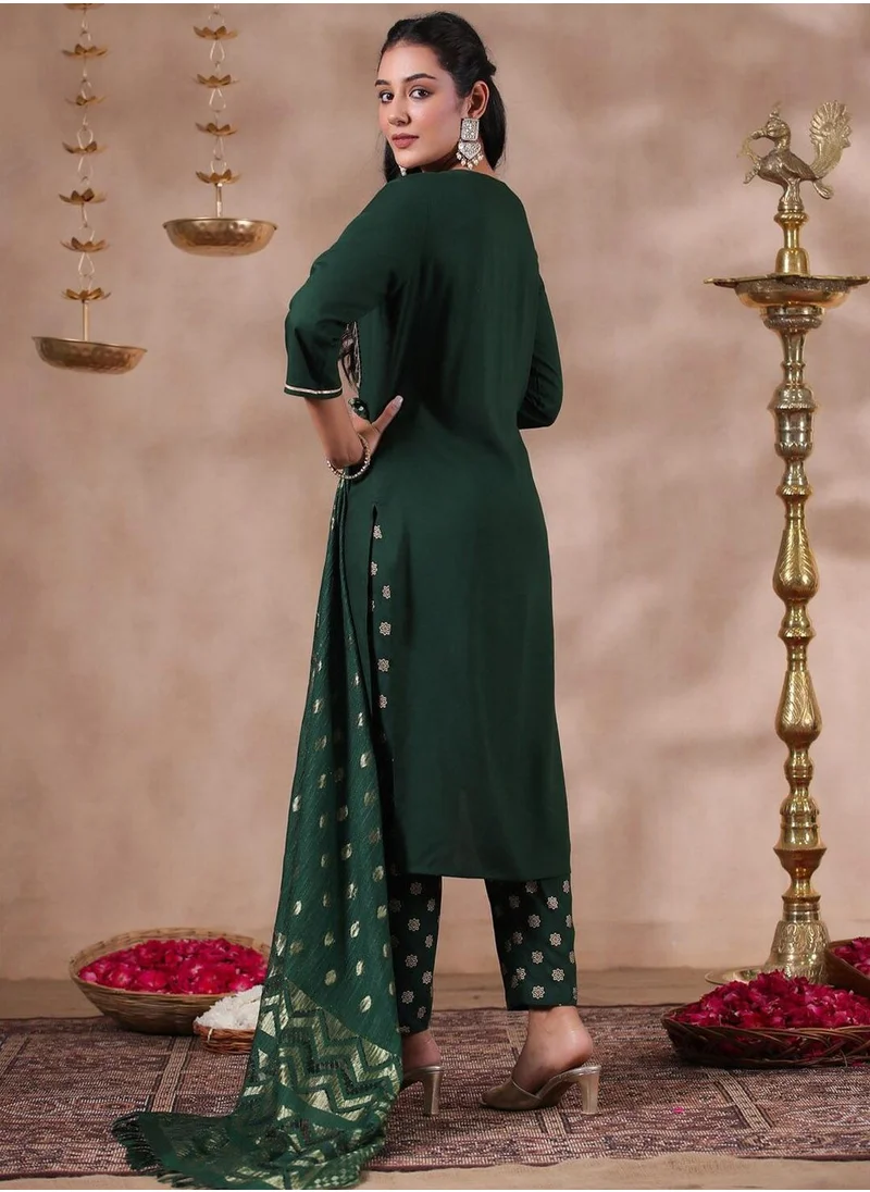 آي شين Regular Fit Embellished Pattern Round Neck Neck Three-Quarter Sleeve Bottle Green Colour Knitted Rayon Kurta Set for Women with Mid-Rise Closure - A Statement Piece for Every Look