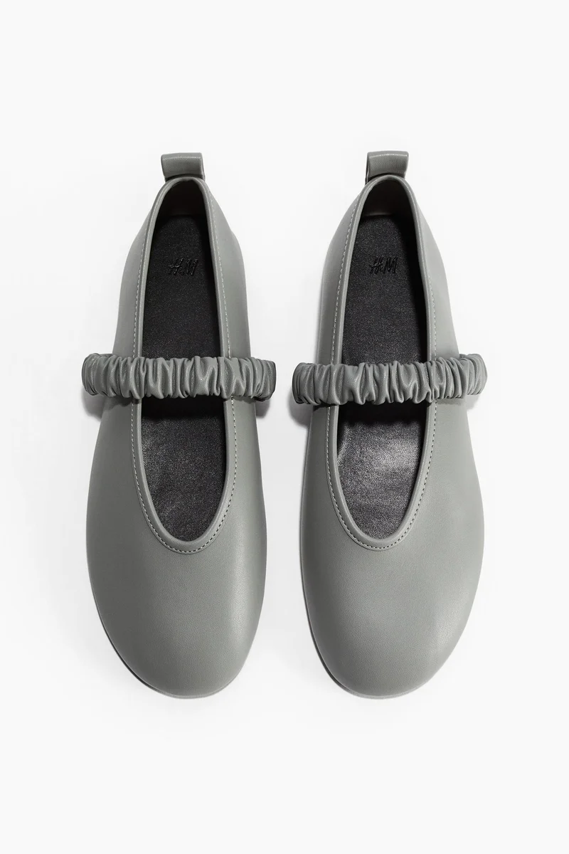 اتش اند ام حذاء باليرينا بتفاصيل مرنة ومجعدة