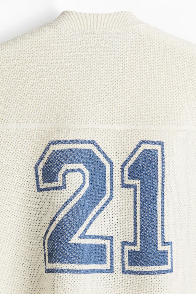 اتش اند ام تي-شيرت فضفاض محبوك بتفاصيل ثقوب