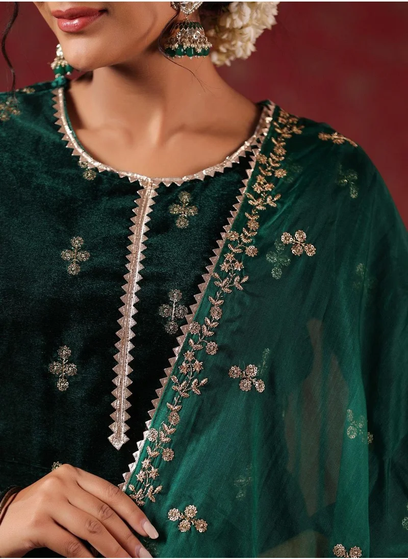 آي شين Women's Ethnic VELVET GREEN STRAIGHT Kurta Set w Dupatta