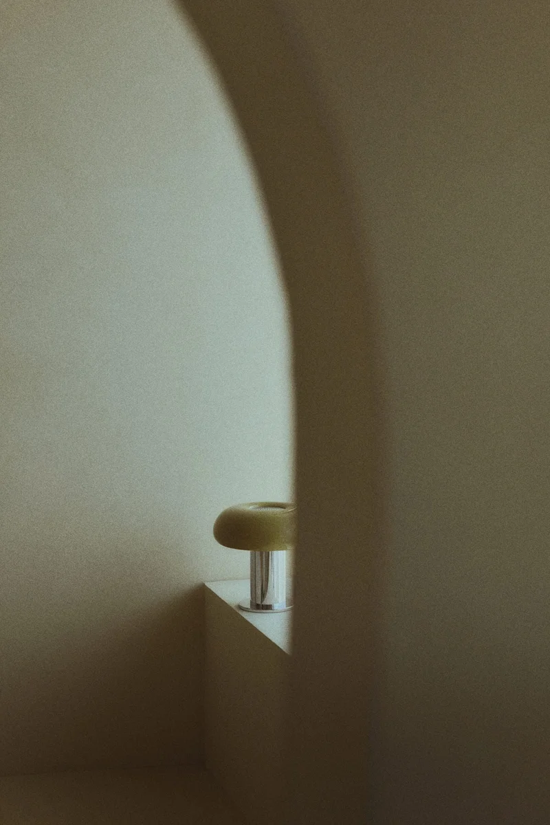 اتش اند ام مصباح طاولة معدني