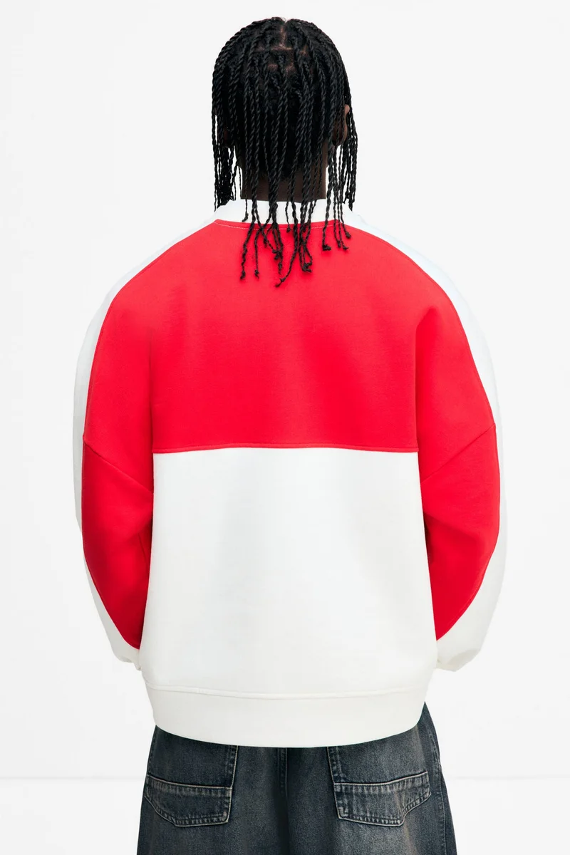 اتش اند ام سويت-شيرت فضفاض بطبعة مميزة