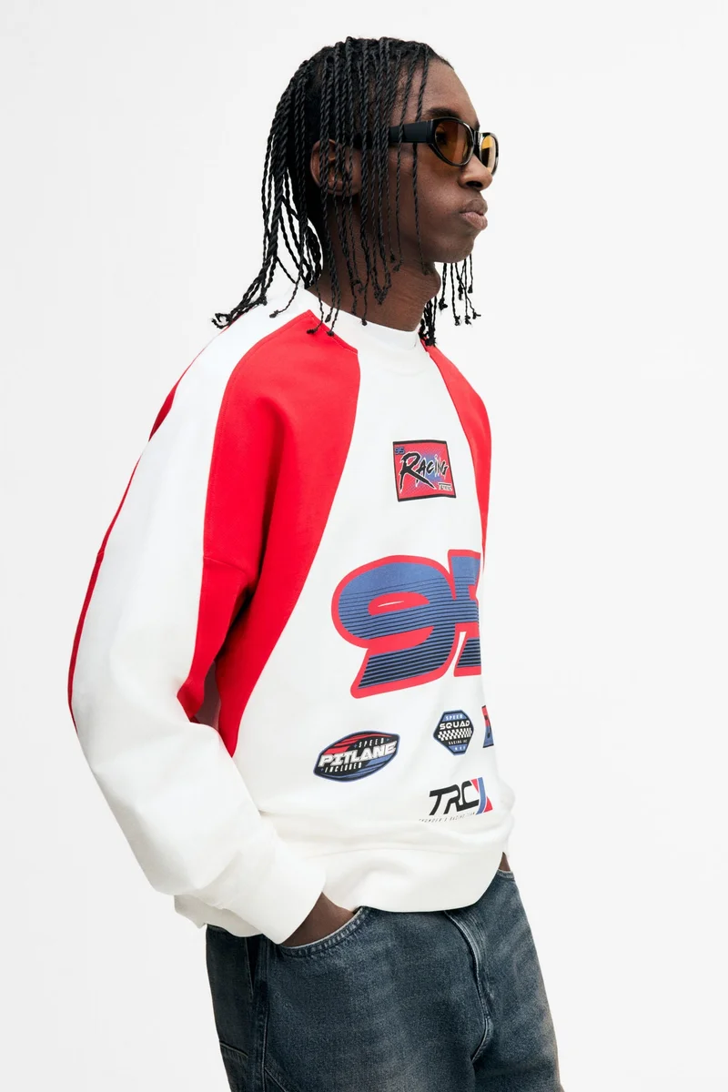 اتش اند ام سويت-شيرت فضفاض بطبعة مميزة