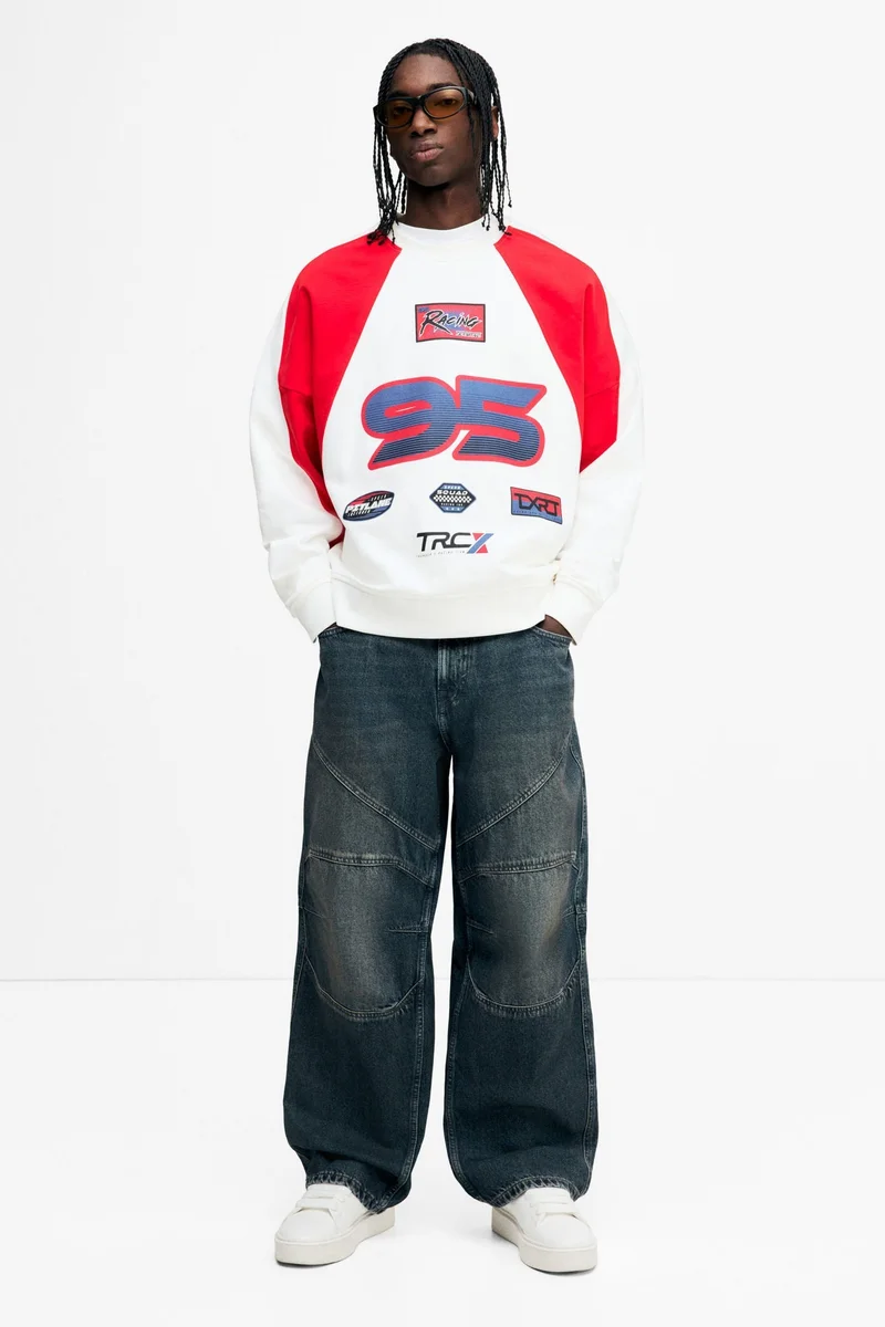 اتش اند ام سويت-شيرت فضفاض بطبعة مميزة