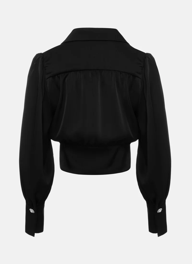 Lichi Blouse with a prominent waistband and sophisticated pearl buttons