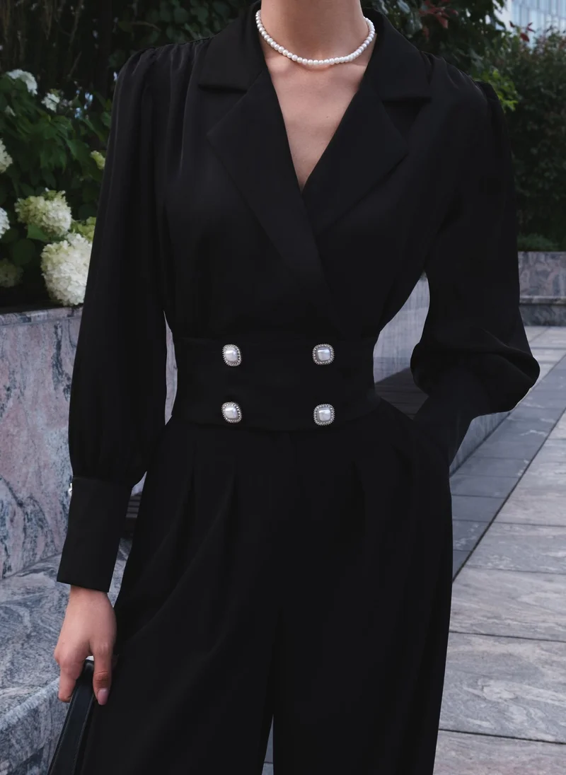 Lichi Blouse with a prominent waistband and sophisticated pearl buttons