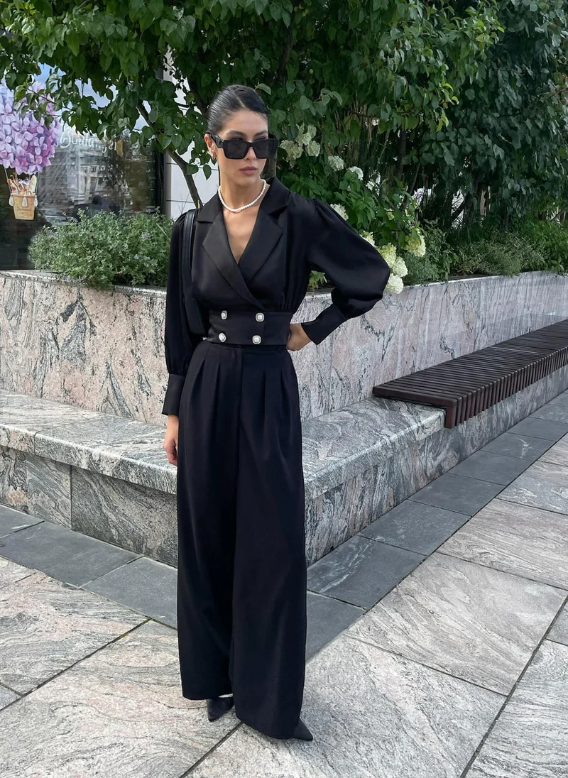 Lichi Blouse with a prominent waistband and sophisticated pearl buttons