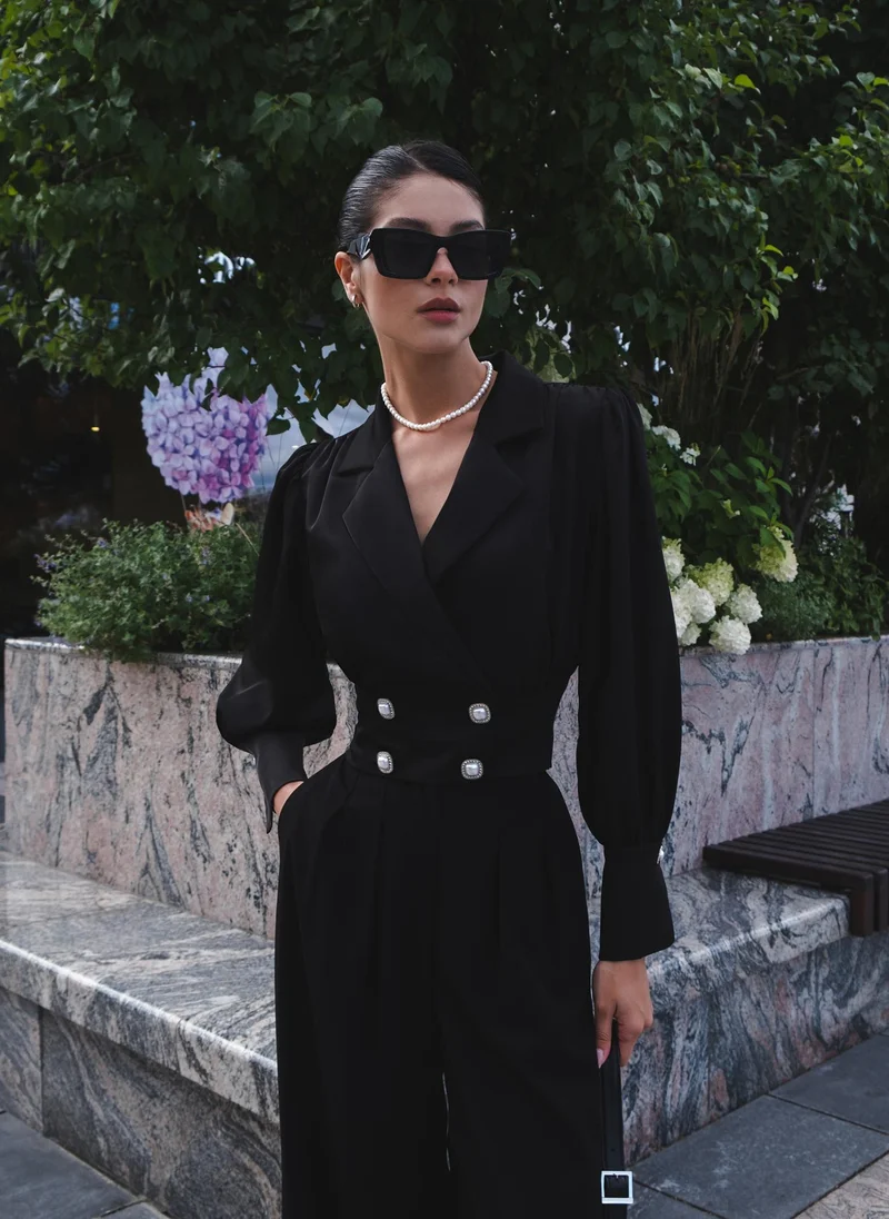 Lichi Blouse with a prominent waistband and sophisticated pearl buttons