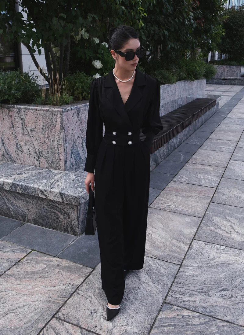 Lichi Blouse with a prominent waistband and sophisticated pearl buttons