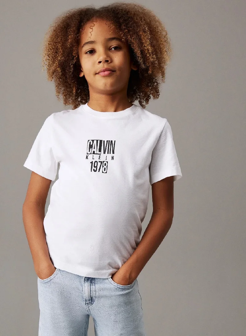 كالفن كلاين جينز تيشيرت بشعار