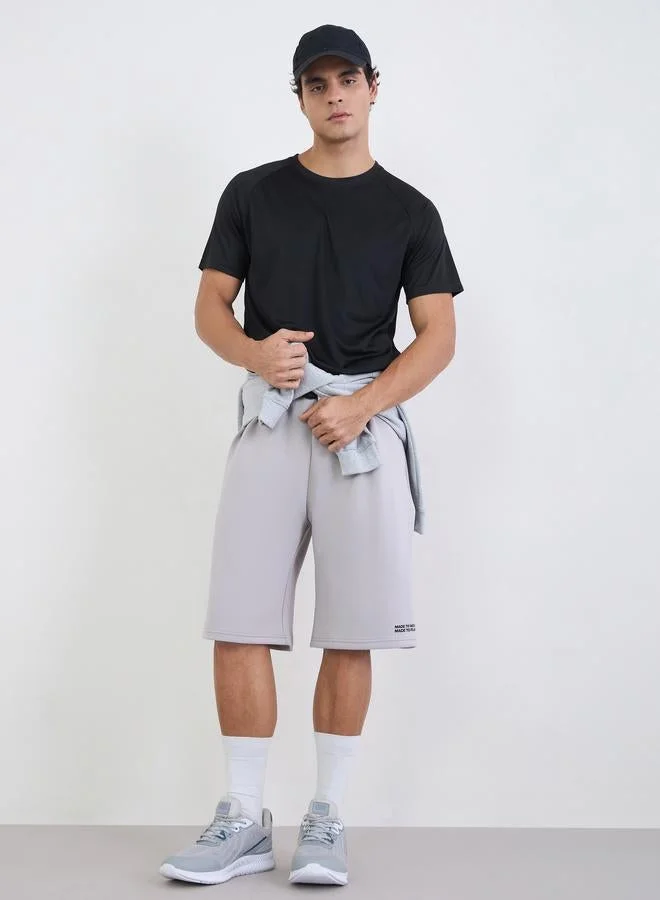 ستايلي تيشيرت رياضي بأكمام راجلان وطبعة خلفية عاكسة