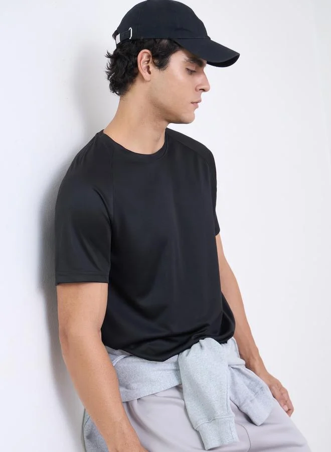 ستايلي تيشيرت رياضي بأكمام راجلان وطبعة خلفية عاكسة