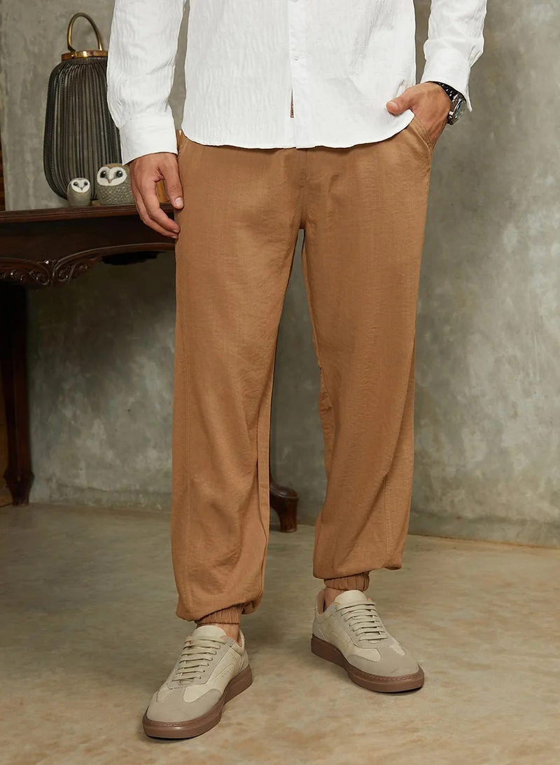 Campus Sutra Campus Sutra Men's Obsidian Black Solid Belted Cargo Pants For Casual Wear | Mid-Rise | Regular Fit | Elasticated Waist Closure | Cargo Pants Crafted With Comfort Fit For Everyday Wear