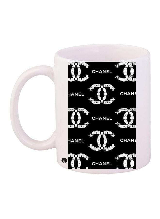 فون بلانيت مج قهوة بتصميم مطبوع على شكل شعار شانيل أبيض/ أسود