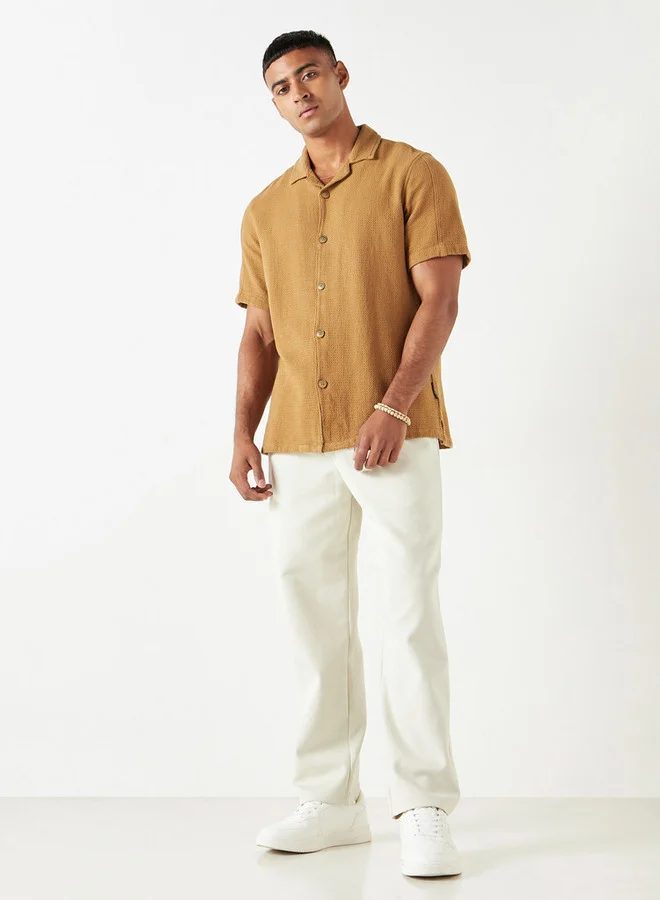 لي كوبر قميص فضفاض بارز الملمس بقصة مريحة وأكمام قصيرة من لي كوبر