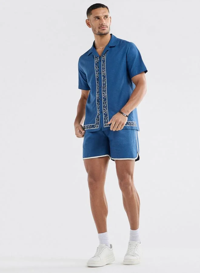 سبلاش فيڤ قميص مطرز بقصة عادية وياقة كامب وأكمام قصيرة