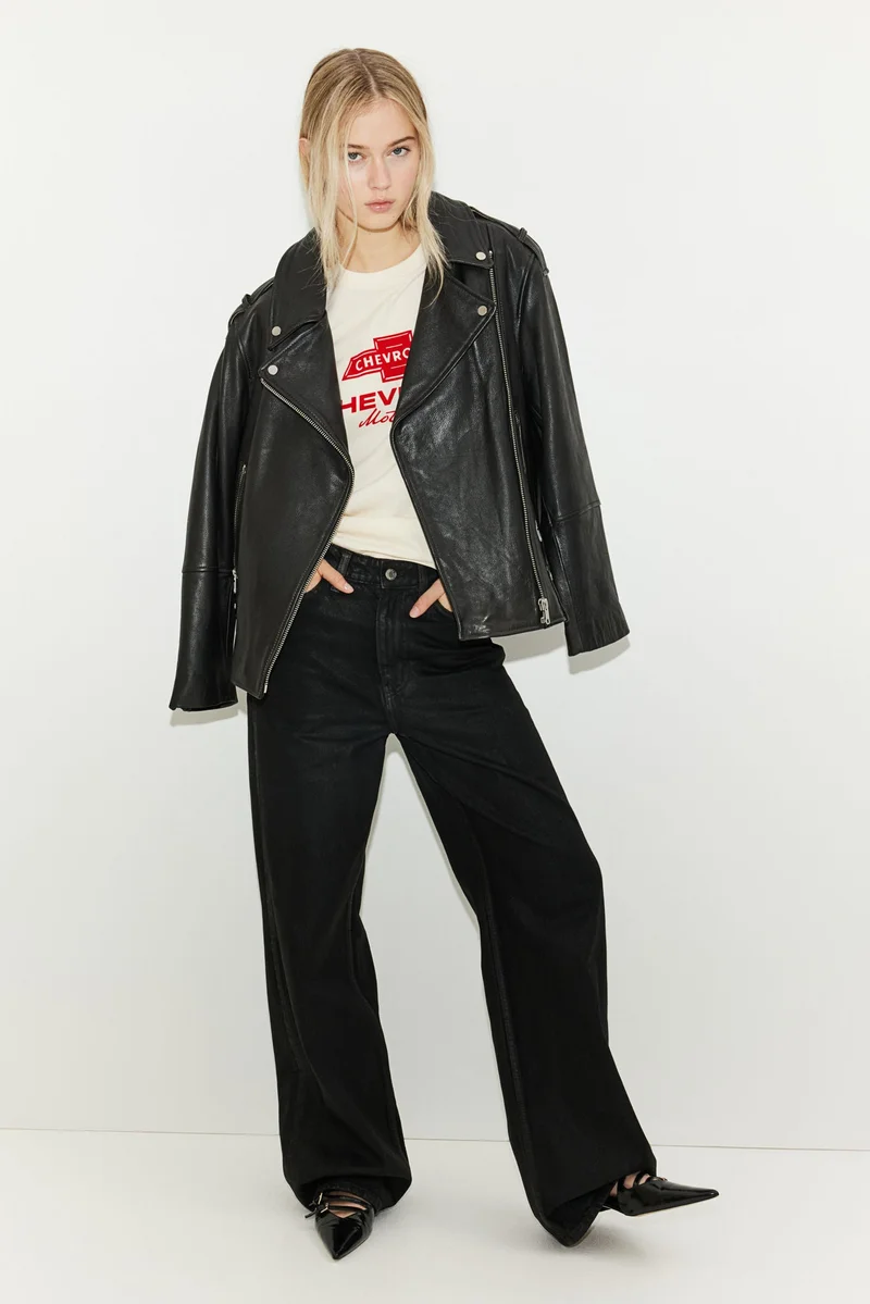 اتش اند ام تي-شيرت مزيّن بطبعة