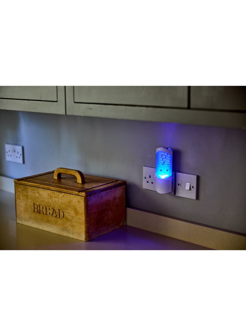 زيرو إن قاتل حشرات ليلي، سهل التخلص منه، خالٍ من السموم، مصباح LED بالأشعة فوق البنفسجية، يتضمن 5 أوراق لاصقة، فعال في مكافحة الحشرات المنزلية - Image 4