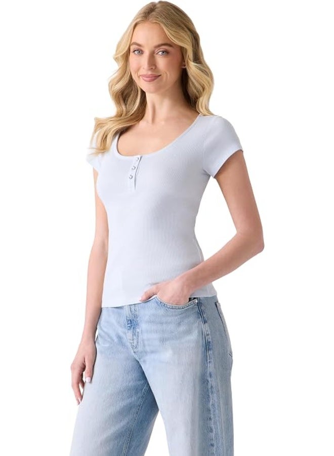 جس تيشيرت نسائي قصير الأكمام من GUESS طراز Kaylee Rib Henley، لون هيليوم - Image 1