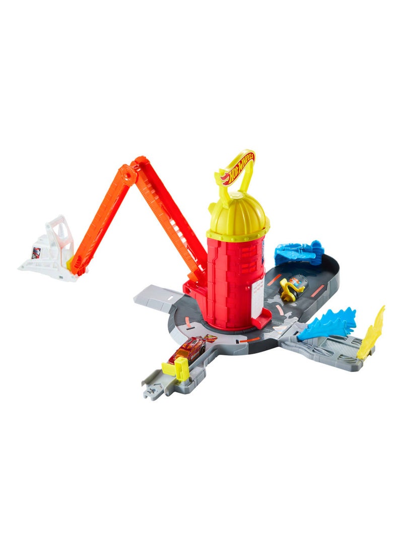 Hot Wheels مجموعة مسار سيارات هوت ويلز، محطة إطفاء المدينة سوبر إنقاذ ولعبة شاحنة إطفاء بمقياس 1:64، مسار السلم يمتد 16 بوصة، 4 مخرجات مختلفة، تخزين سهل - Image 2