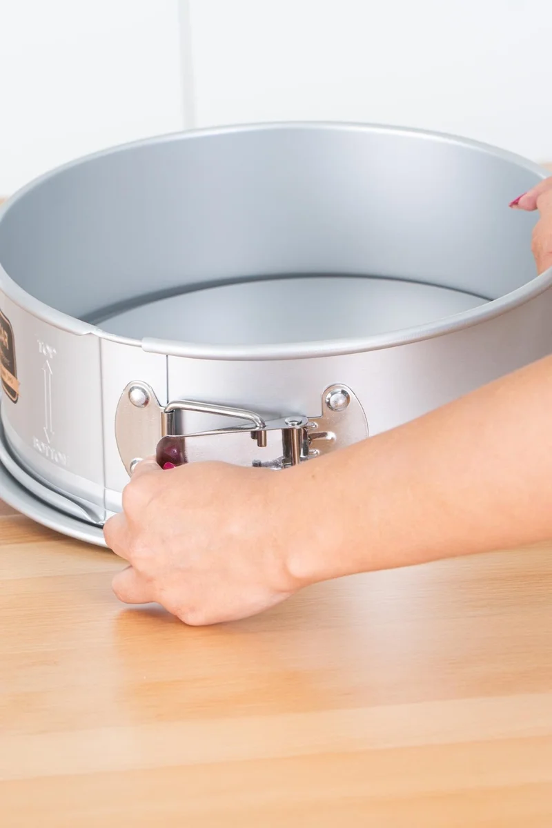 أكار Mate Round Springform Cake Mold - 28.5 cm