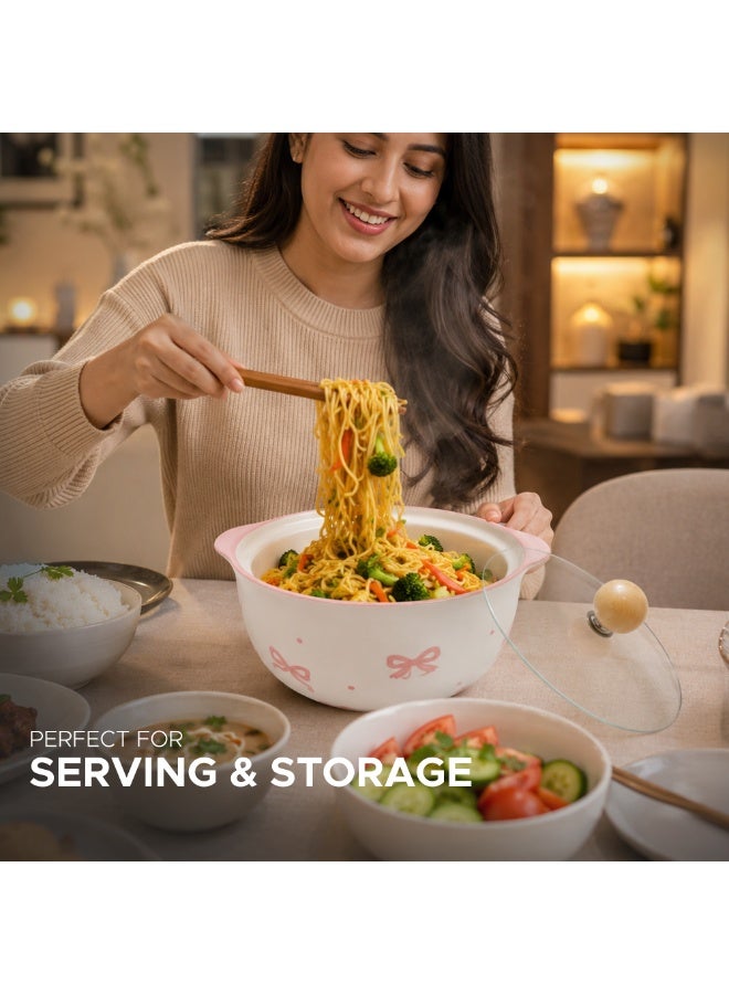 وعاء تقديم سيراميك أبيض مع غطاء زجاجي ومقبض علوي، بتصميم فيونكة وردية مزخرف، مناسب لتخزين الطعام والتقديم على المائدة، قطعة أنيقة للمطبخ وللهدايا. - Image 4