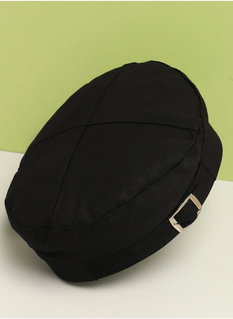 صوص هاوت Black Solid Beret Hat With Buckle Detail